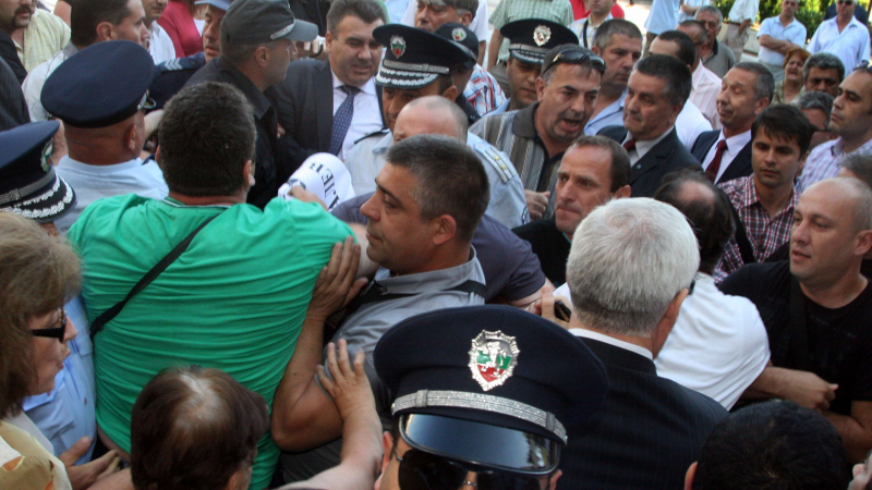 Увисналият на вратовръзката на директора на ОД на МВР - Благоевград: Полицейският шеф излезе мъжкар
