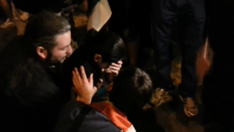 БЛИЦ TV: Камък нацели момиче от протестиращите
