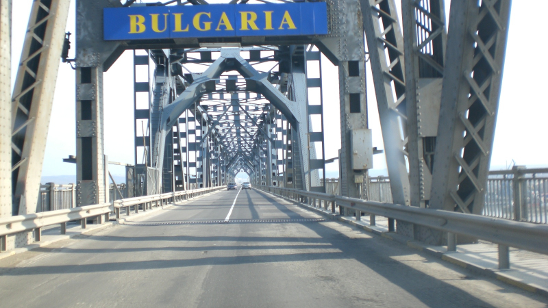 Камион отнесе кабинката за пътни такси на Дунав мост