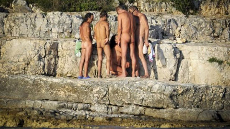 Папарак засне групов секс в Хърватия (СНИМКИ 18+)