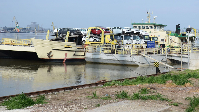 Фериботът на Оряхово смъква цената за превоз на ТИР-ове