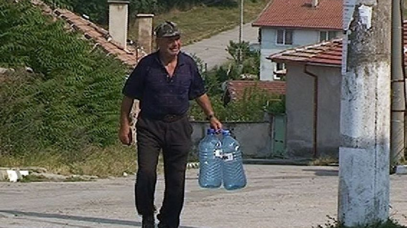 Цяло село пие от водоноски