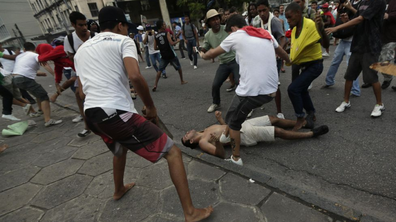 Бразилия потъва още повече в протести (СНИМКИ/ВИДЕО)