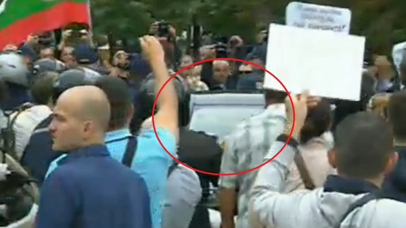 Протестиращи нападнаха колата на Цветлин Йовчев