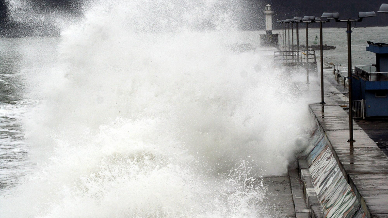 Варненското пристанище затвори заради силен вятър