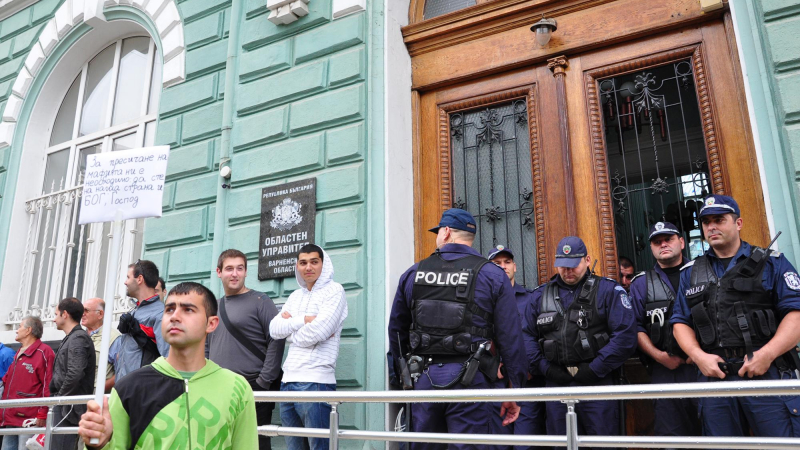 30 души завардиха Областната управа във Варна (СНИМКИ) 