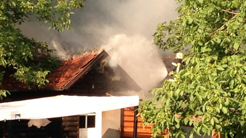 Пожарникарите още доизгасяват пожара в центъра на София 