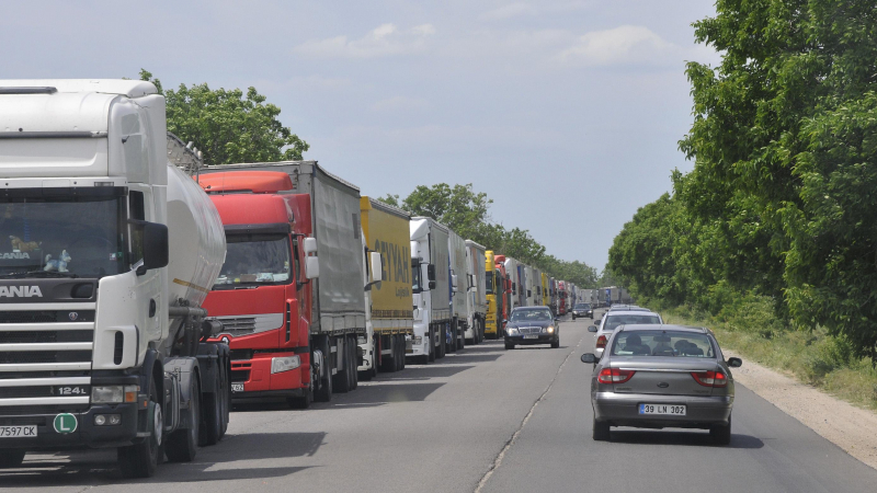 Огромни опашки от камиони на границите на Хърватия със Сърбия