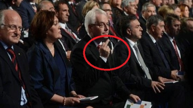 Скандал: Хърватският премиер размаха среден пръст на приема за ЕС