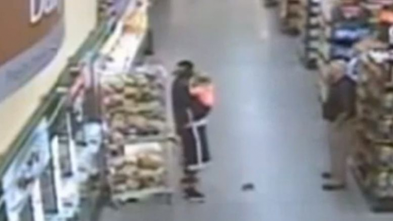 Полицай застреля психопат, взел за заложник бебе с нож в магазин (ВИДЕО)