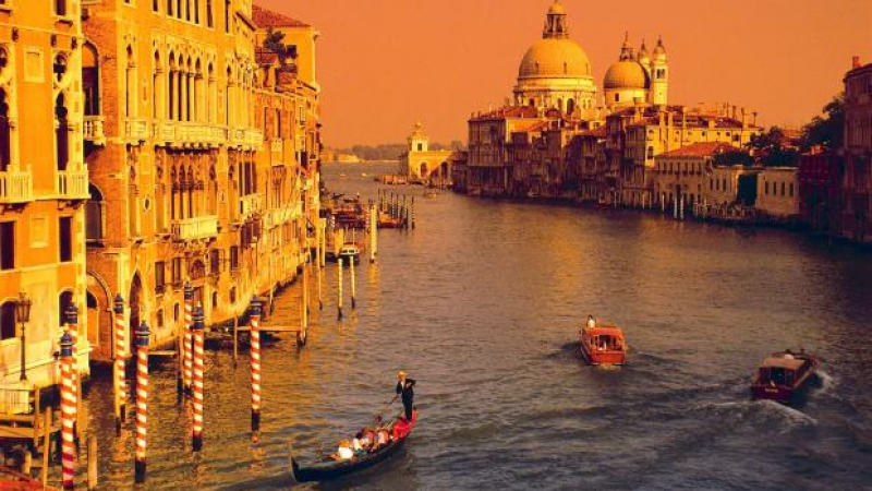 Дръзки апаши обраха инкасо в канал на Венеция