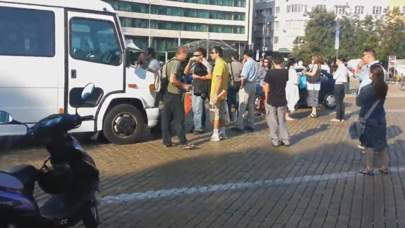 БЛИЦ TV: Ето как протестиращи изливат гнева и кафетата си върху бус с депутати