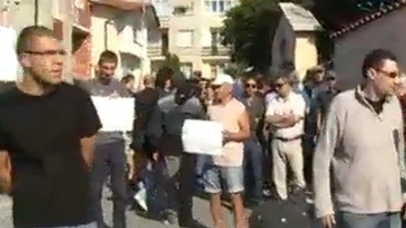 Протестиращи донесоха кафе да разбудят Борисов