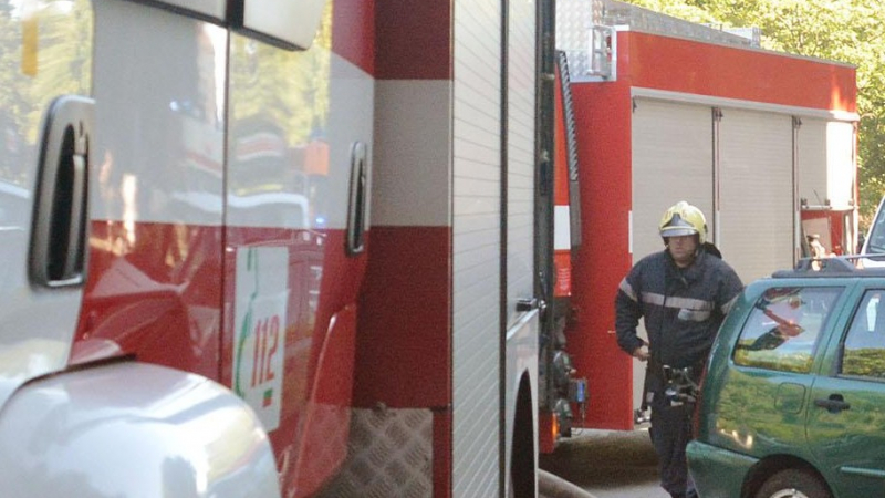 Пожарникари спасиха 90-годишен дядо от горящ апартамент