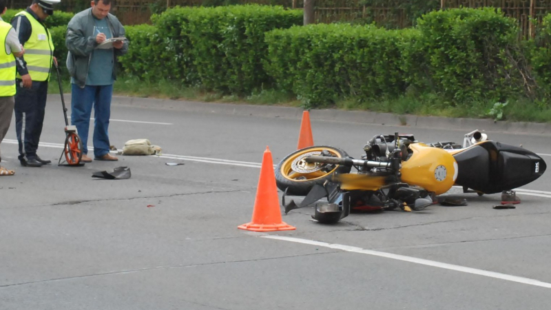 Трима на един мотор и трагична смърт на пътя в Карловско