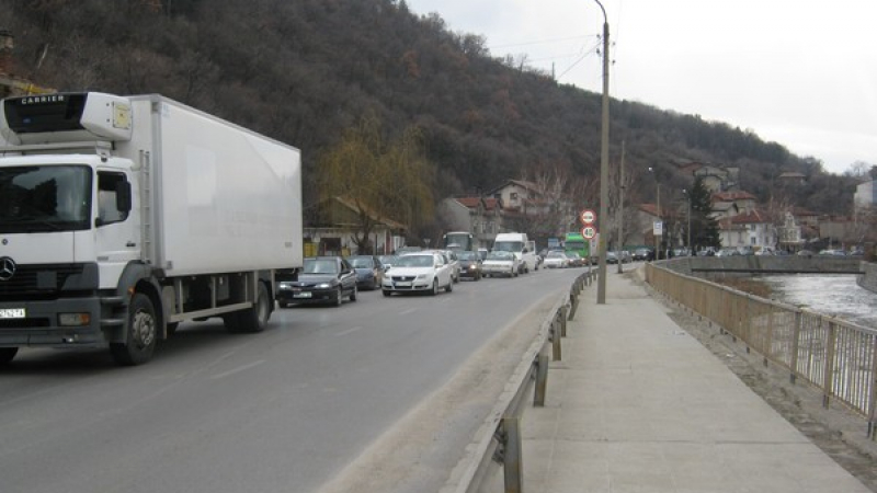 Зеленчукопроизводители блокирали главен път Е-79