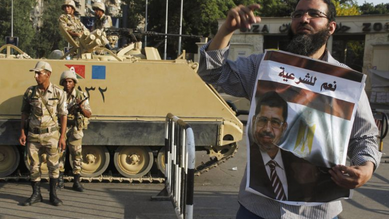 Поддръжници на сваления Мурси атакуват военни под Кайро и на Синай