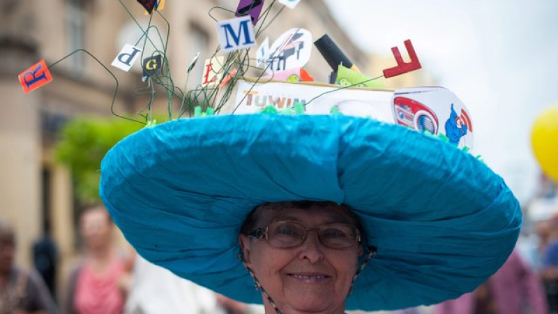 Маршът на шапките помага за общуване