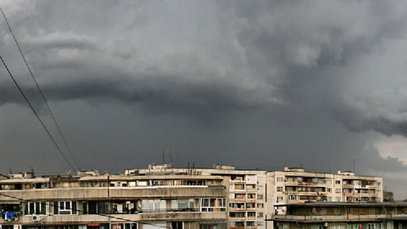Ураган и градушка засипаха Пловдив