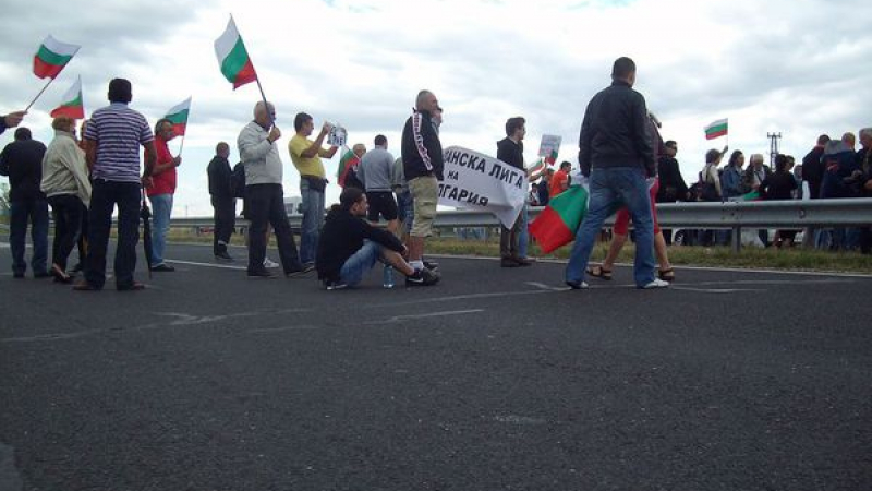 Протестиращи готови на бой, за да блокират магистрала &quot;Тракия&quot;