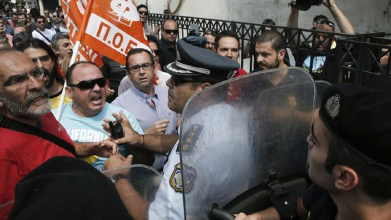 Демонстранти разбиха главата на кмета на Атина