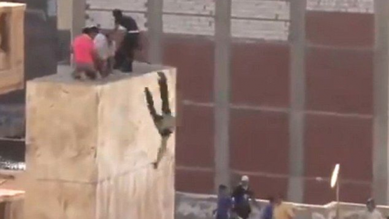 Ислямисти и фенове на „Ал Кайда“ хвърлиха момче от 6 метра и го пребиха до смърт (ВИДЕО 18+)
