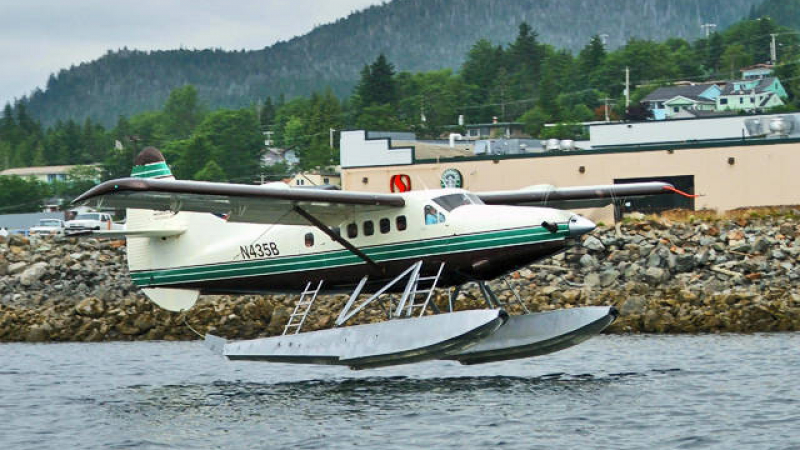 Малък самолет избухна в Аляска