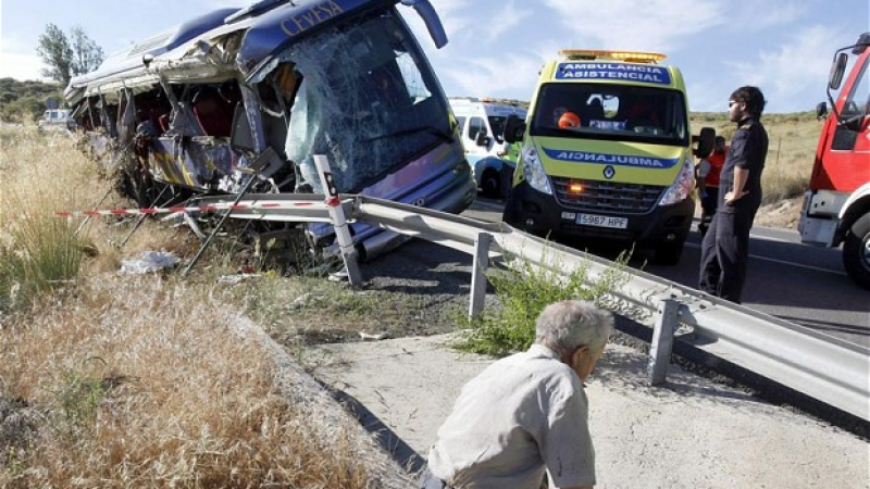 Шофьор на автобус заспива зад волана, праща девет пътници в отвъдното (ВИДЕО)