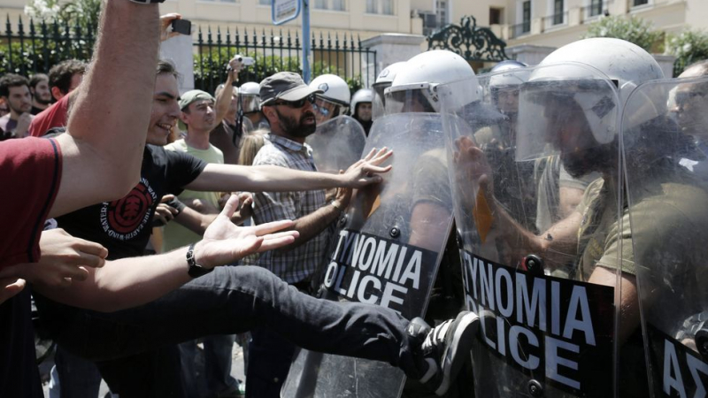 Хиляди държавни служители протестираха срещу съкращенията в Гърция