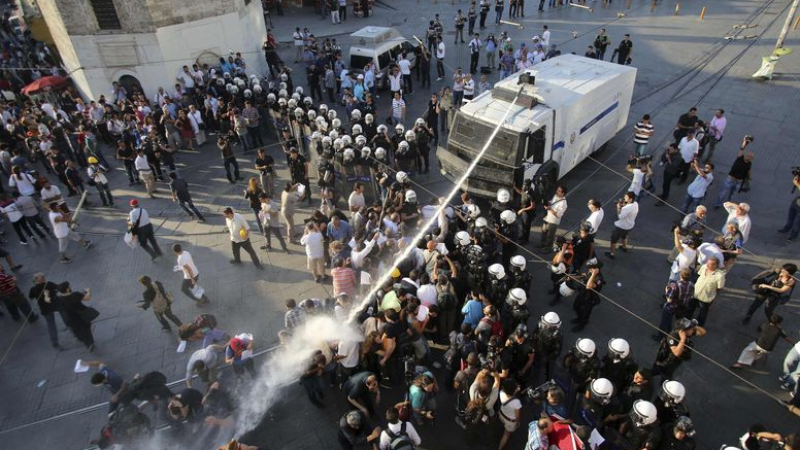 Полицията в Истанбул закопча десетки демонстранти