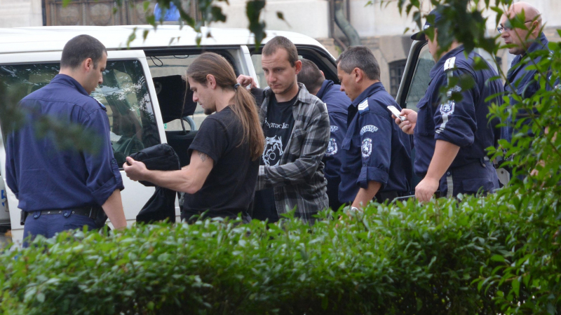 Двама арестувани на протеста пред Народното събрание (СНИМКИ)