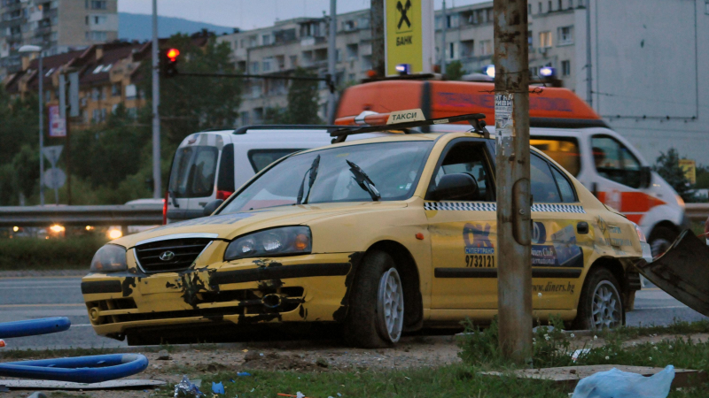 Първо в БЛИЦ: Такси се вряза в спирка на градския транспорт в столицата, има ранени