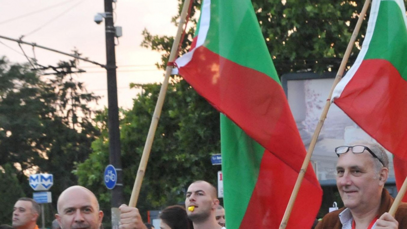 Автоколона със знамена забавя движението в центъра на София