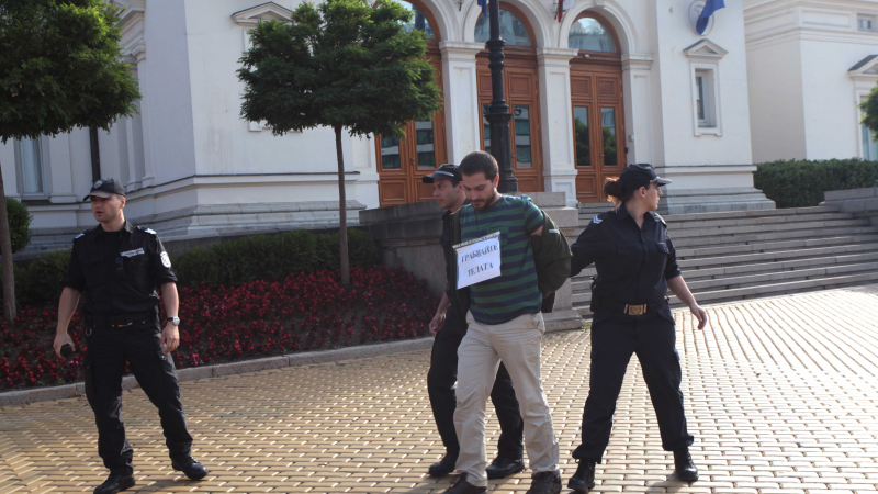 Двама задържани на сутрешното &quot;кафе пред парламента&quot;