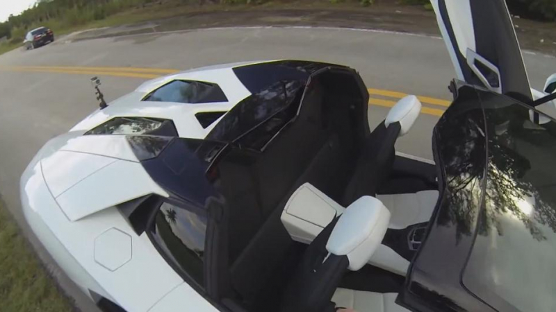 Вижте големия зор как се сваля покривът на Lamborghini Aventador Roadster! (Видео)