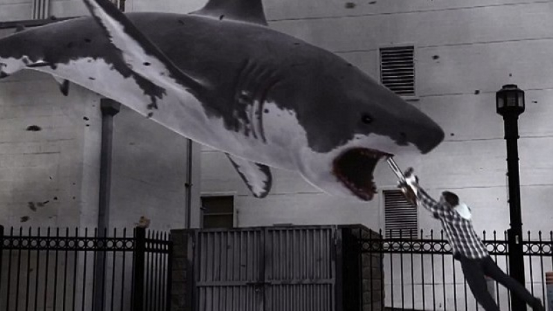 Най-малоумният филм в историята: Летящи акули унищожават Лос Анджелис (ВИДЕО)