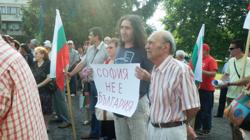 БЛИЦ TV: 700 шуменци на контрапротест в подкрепа на Орешарски