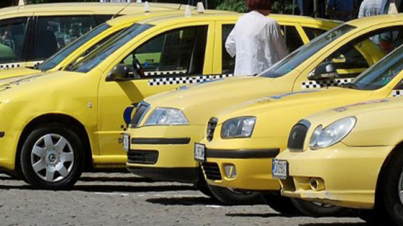 Таксиджия обра и изхвърли в канавка повръщащи в колата му норвежци