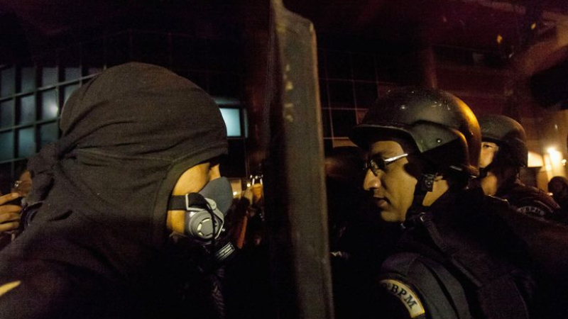 Отново боеве в Бразилия: Полицията в Рио де Жанейро обгази демонстранти