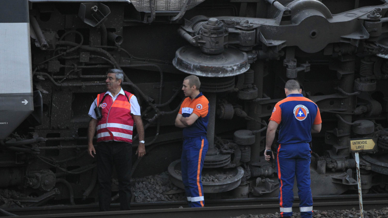 Дефектна стрелка е причинала катастрофата с влака в Париж