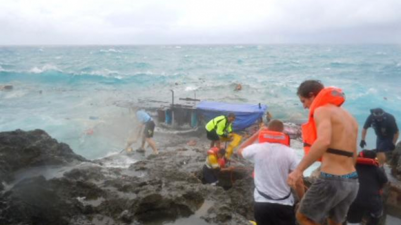 Бебе загина, а 8 души се удавиха при инцидент с кораб с бежанци