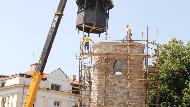 БЛИЦ TV: Уникален купол гръмоотвод кацна на часовниковата кула в Хасково (СНИМКИ)