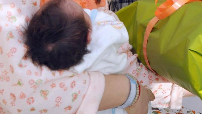 Покъртително: Имигрант спаси захвърлено бебе, оказа се внучето му