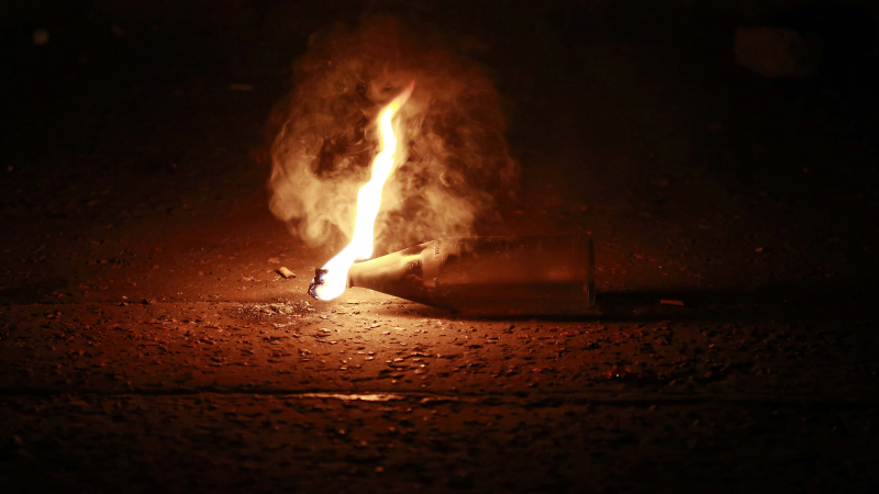 Бомба гръмна насред протест в Белфаст (СНИМКИ)