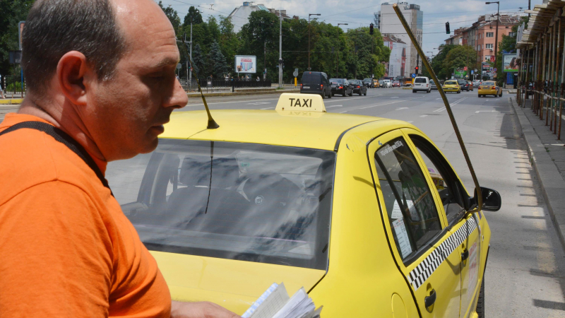 Шофьорът на сплесканото такси се кръсти: Добре, че клиентката беше отзад (СНИМКИ)