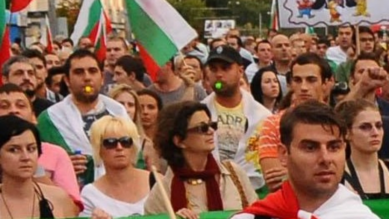 Протестиращите поеха към Народното събрание и Орлов мост 