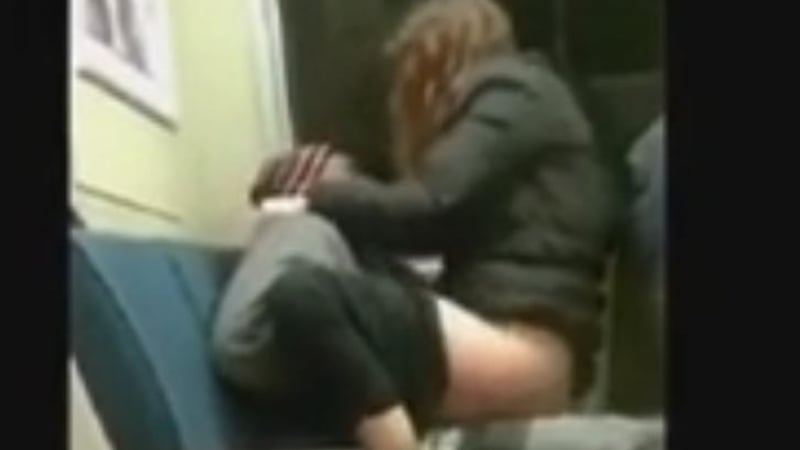 Непукисти правят секс в метрото! (ВИДЕО)