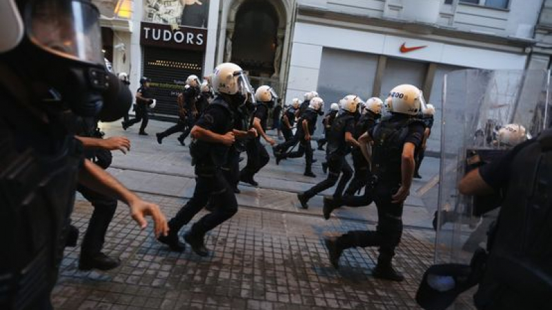 Антитерористи срещу протестиращи в Гези