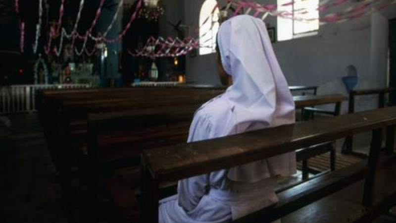 Група братовчеди-нерези отвличат монахиня-католичка и я изнасилват цяла седмица