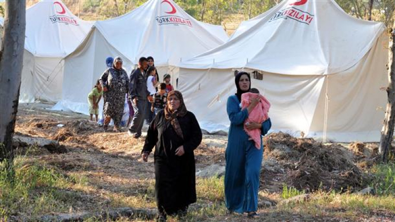 Сирийци с децата си атакуват границата ни с Турция 